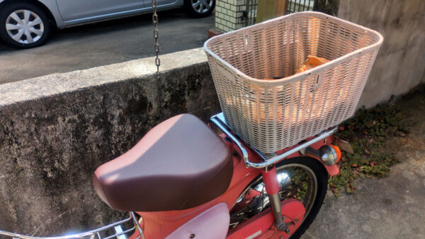 自転車用の籐のようなかご