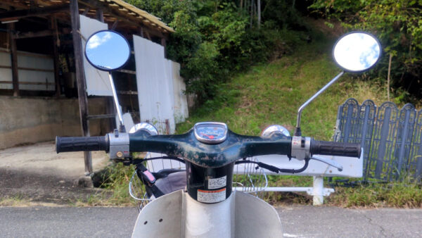 左右でミラーが異なる