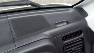 明らかにスピーカーの網