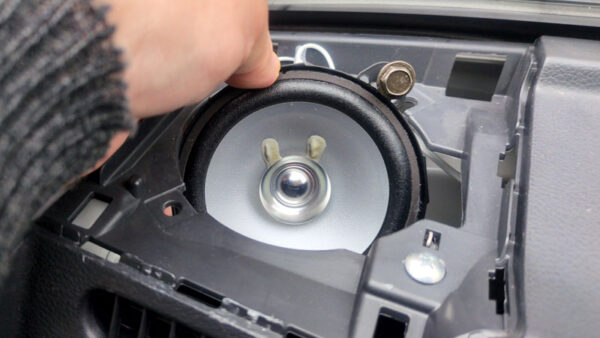 スピーカーを穴に通す