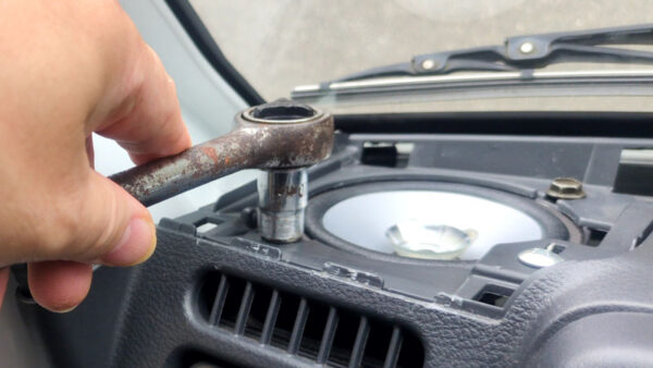 レンチで増し締め